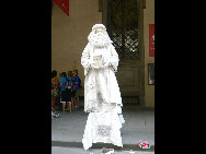 A performer in front of the Uffizi Gallery. [Zhangfang/China.org.cn]