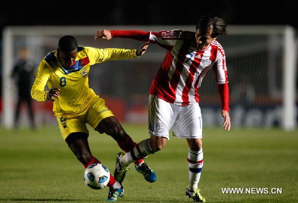 Paraguay's Pablo Zeballos (R) vies with Edison Mendez from Ecuador during a match of the first round of Gruop C at the Copa America 2011 in the city of Santa Fe, Argentina, July 3, 2011. The match ended with a tie 0-0. (Xinhua/Guillermo Arias) 