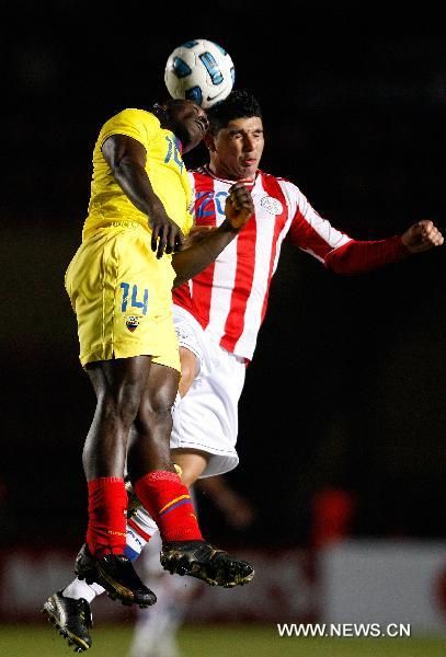 Paraguay's Nestor Ortigoza (R) vies with Segundo Castillo from Ecuador during a match of the first round of Gruop C at the Copa America 2011 in the city of Santa Fe, Argentina, July 3, 2011. The match ended with a tie 0-0. (Xinhua/Guillermo Arias) 