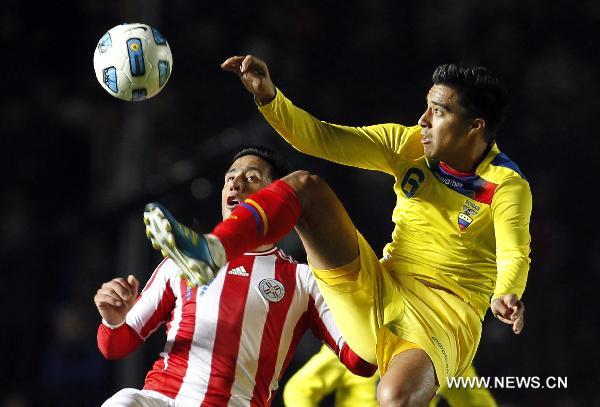 Paraguay's Lucas Barrios (L) vies with Christian Noboa from Ecuador during a match of the first round of Gruop C at the Copa America 2011 in the city of Santa Fe, Argentina, July 3, 2011. The match ended with a tie 0-0. (Xinhua/Guillermo Arias) 