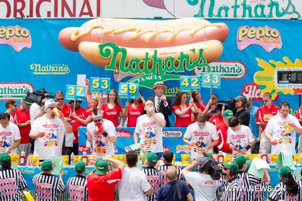  Eaters compete in the Nathan's Famous Fourth of July International Hot Dog Eating Contest in Coney Island, New York, July 4, 2011. Sonya Thomas won the title in the women's division with eating 40 hot dogs in ten minutes. Joey Chestnut won the men's champion for the fifth year with 62 hot dogs. (Xinhua/Zhu Wei) 