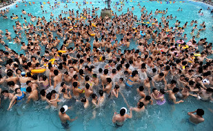 Residents in Wuhan, capital of Central China's Hubei province, crowd into a swimming pool on Sunday to cool off.