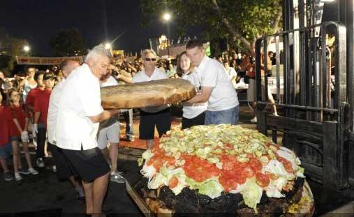 America has reclaimed the record for the world's heaviest beef burger – with this 777 lbs monster which contains 1.3 million calories.