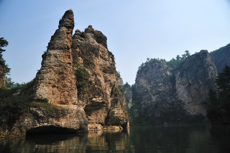 Huludao, or Calabash Island, is actually a narrow strip of land extending about 100 kilometers east to west along the western seashore of the Liaodong Gulf.