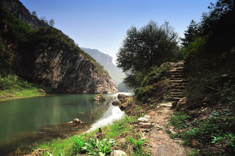 Huludao, or Calabash Island, is actually a narrow strip of land extending about 100 kilometers east to west along the western seashore of the Liaodong Gulf.