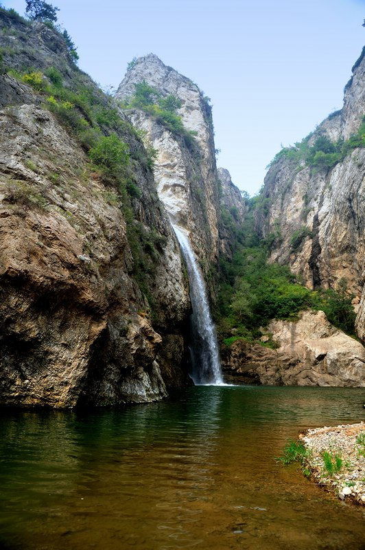 Huludao, or Calabash Island, is actually a narrow strip of land extending about 100 kilometers east to west along the western seashore of the Liaodong Gulf.