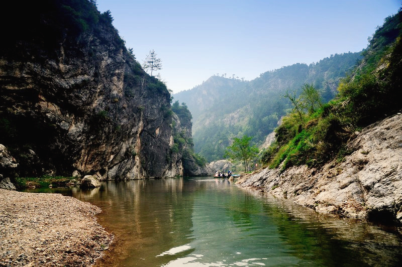 Huludao, or Calabash Island, is actually a narrow strip of land extending about 100 kilometers east to west along the western seashore of the Liaodong Gulf.