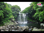 One of the three sections of the Cheonjeyeon Waterfall, in Jeju Island's Chunmong area. [François Chen / China.org.cn]