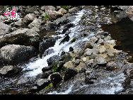 Spring water that flows in the Cheonjeyeon Valley, after Typhoon Meari hit Jeju with abundant precipitation to the island. [François Chen / China.org.cn]