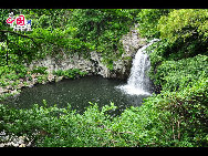 The Cheonjeyeon Waterfall seen from mountain top. [François Chen / China.org.cn]