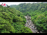 The waterfall appears right at the end of the stream. [François Chen / China.org.cn]