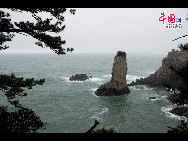 The coastline of Sogwip'O, at the southern tip of Jeju Island, South Korea. [François Chen / China.org.cn]