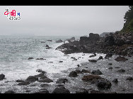 The sea on the southern coastline of Jeju Island remains turbulent though Typhoon Meari has already moved up north to the Korean Peninsula. [François Chen / China.org.cn]