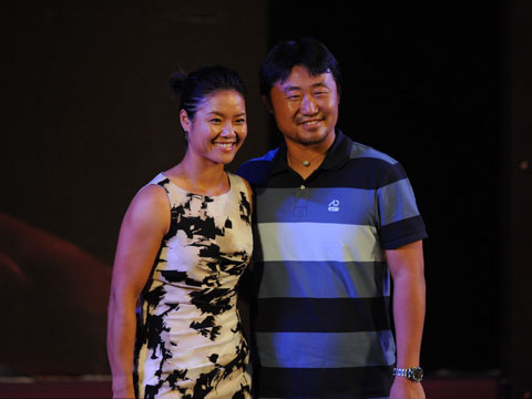 Chinese tennis player Li Na (L) and her husband Jiang Shan posed for photos at a gathering of fans in Beijing on Tuesday, June 5, 2011. [Photo: CFP]