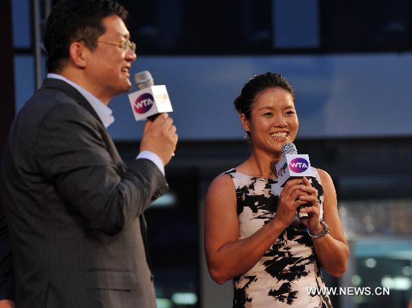 Li Na (R) of China, the first Asian to win a Grand Slam title at the French Open, answers questions during a celebration organized by the Women's Tennis Association (WTA) at Sanlitun SOHO in Beijing, China, July 5, 2011. (Xinhua/Gong Lei)