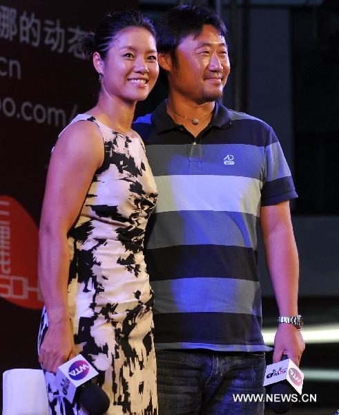 Li Na (L) of China, the first Asian to win a Grand Slam title at the French Open, poses with her husband Jiang Shan during a celebration organized by the Women's Tennis Association (WTA) at Sanlitun SOHO in Beijing, China July 5, 2011. (Xinhua/Gong Lei)