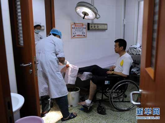 An escalator accident at a Beijing subway stop has left 1 person dead and 28 others injured, two of them seriously.