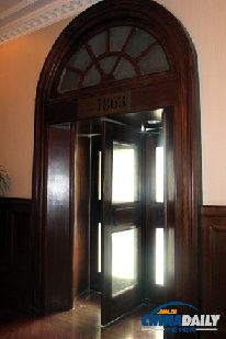 The first swing door ever used in China at the Astor Hotel in Tianjin. [Photo/chinadaily.com.cn]