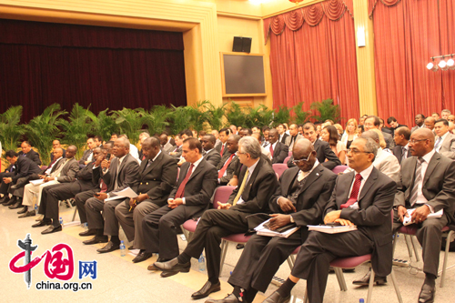 More than 150 diplomats representing 100 countries attended yesterday's briefing. [Photo by Lin Liyao] 
