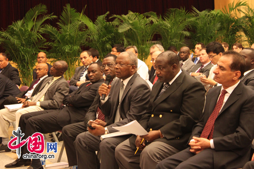 A diplomat from Cameroon asks a question about future development of the CPC and China as a whole. [Photo by Lin Liyao]