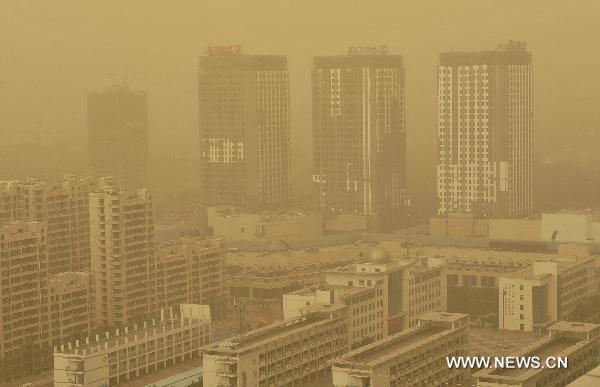 Photo taken on July 6, 2011 shows the dusty sky in Yinchuan, northwest China&apos;s Ningxia Hui Autonomous Region. The city was hit by a sandy weather Wednesday. [Xinhua]