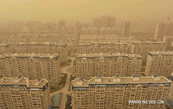 Photo taken on July 6, 2011 shows the dusty sky in Yinchuan, northwest China&apos;s Ningxia Hui Autonomous Region. The city was hit by a sandy weather Wednesday.