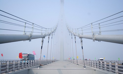 Jiaozhou Bay Bridge in Qingdao, Shandong Province, opens to traffic on June 30. Critics have accused authorities of timing the opening of the world's longest cross-sea bridge before July 1 even though it still had loose bolts on parts of the railings. 