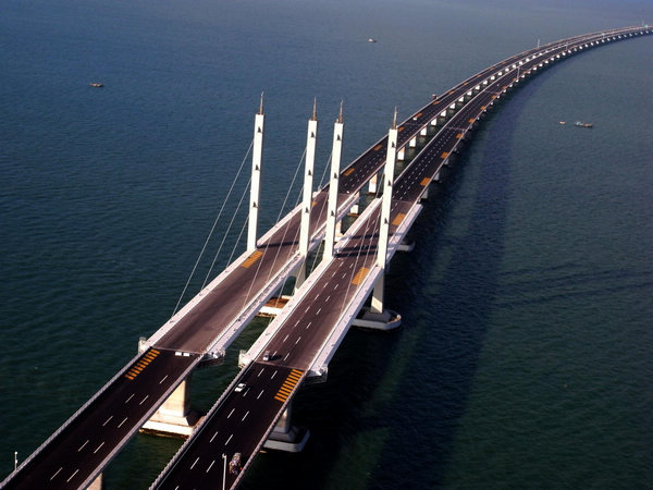 China's Jiaozhou Bay Bridge, the world's longest cross-sea bridge, linking the eastern port city of Qingdao and the offshore island Huangdao, opens on June 30, 2011. [Photo/Xinhua]