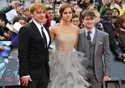 Actress Emma Watson (C) poses with actors Rupert Grint (L) and Daniel Radcliffe (R) at the world premiere of ''Harry Potter and the Deathly Hallows - Part 2'' in Trafalgar Square, in central London, July 7, 2011.