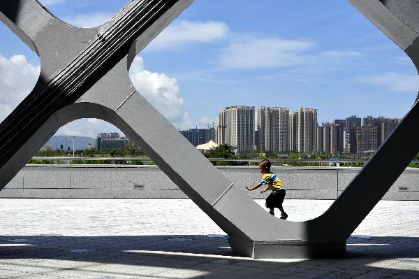 A child plays outside the Shenzhen Bay Sports Center. [Photo/Xinhua] 