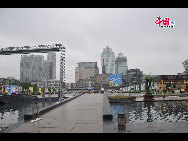 Located in the Ningbo City Center, Tianyi Square is the city's biggest square with an area of 193,000 square meters, 32 percent of which are the green belts. As the one-stop shopping, entertainment and commercial plaza, it is known as the 'Business Aircraft Carrier of Ningbo' and 'name card' of the city. [Cindy Chan/China.org.cn]