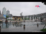 Located in the Ningbo City Center, Tianyi Square is the city's biggest square with an area of 193,000 square meters, 32 percent of which are the green belts. As the one-stop shopping, entertainment and commercial plaza, it is known as the 'Business Aircraft Carrier of Ningbo' and 'name card' of the city. [Cindy Chan/China.org.cn]
