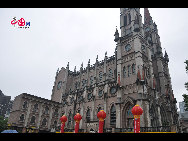Located in the Ningbo City Center, Tianyi Square is the city's biggest square with an area of 193,000 square meters, 32 percent of which are the green belts. As the one-stop shopping, entertainment and commercial plaza, it is known as the 'Business Aircraft Carrier of Ningbo' and 'name card' of the city. [Cindy Chan/China.org.cn]