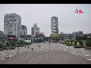 Located in the Ningbo City Center, Tianyi Square is the city's biggest square with an area of 193,000 square meters, 32 percent of which are the green belts. As the one-stop shopping, entertainment and commercial plaza, it is known as the 'Business Aircraft Carrier of Ningbo' and 'name card' of the city. [Cindy Chan/China.org.cn]