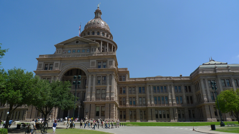 The appearance of the Texas State Capitol of the US. Standing on one of Austin's highest points, it is an extraordinary example of public architecture of the late 19th century and is widely recognized as one of the country's most distinguished state capitols. [Photo by Xu Lin/China.org.cn]