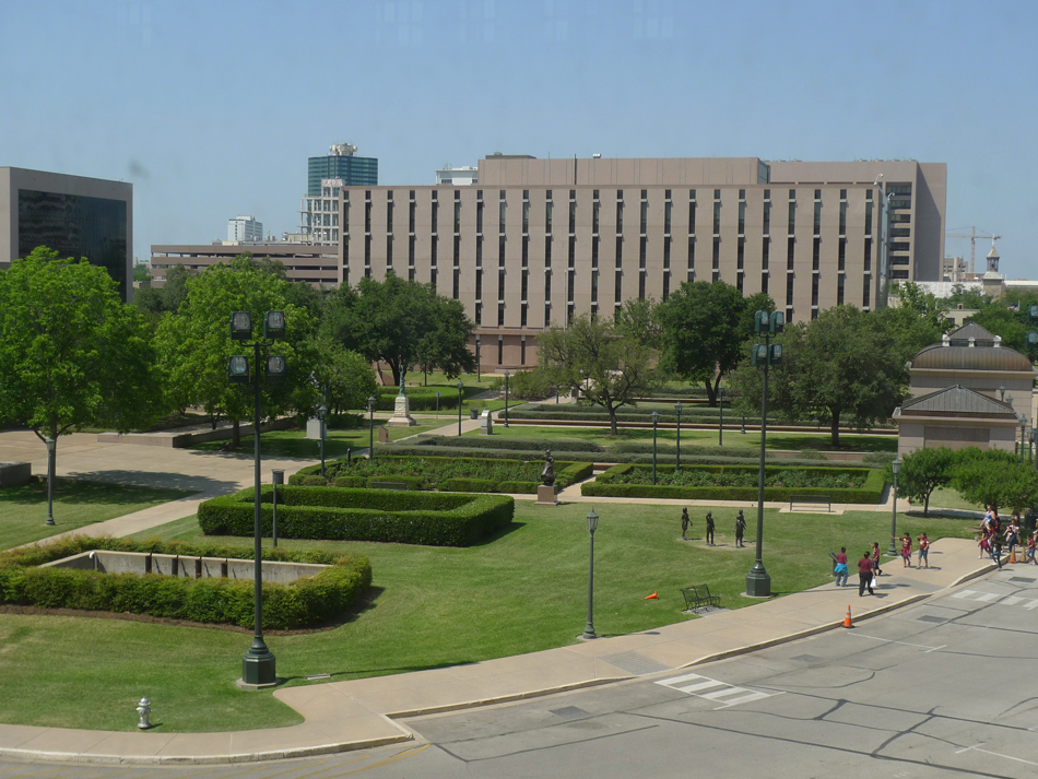 The backyard of the Texas State Capitol of the US. Standing on one of Austin's highest points, the Capitol is an extraordinary example of public architecture of the late 19th century and is widely recognized as one of the country's most distinguished state capitols. [Photo by Xu Lin/China.org.cn]