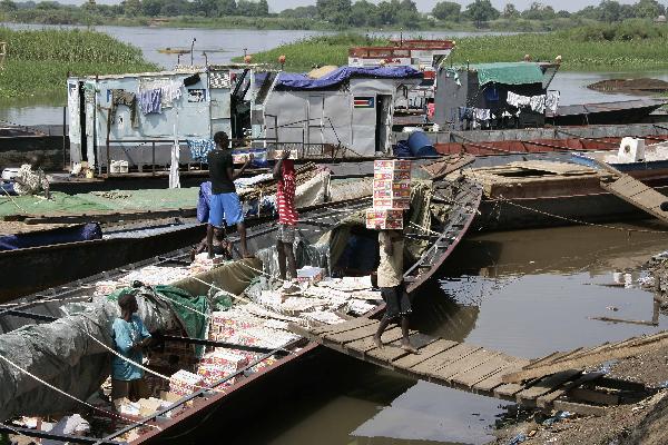 A man carrries goods from a boat in the southern Sudanese city of Juba, July 8, 2011. Sudanese government on Friday officially announced its recognition of South Sudan as an independent state with sovereignty as of Saturday based on the borderline of Jan. 1, 1956. (Xinhua/Nasser Nouri) 