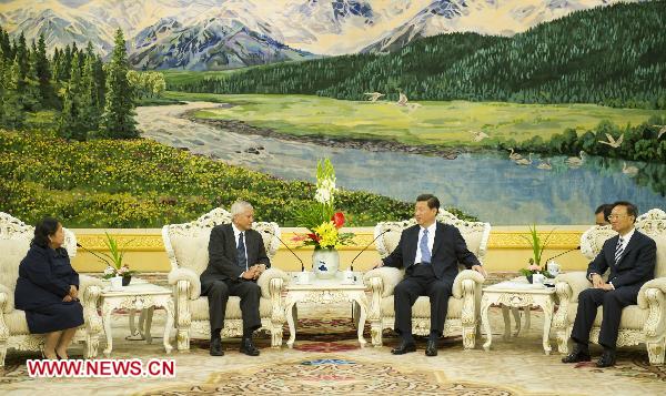 Chinese Vice President Xi Jinping (2nd R) meets with Philippine Foreign Affairs Secretary Albert del Rosario (2nd L) in Beijing, capital of China, July 8, 2011.