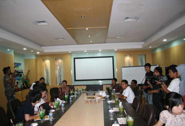 Journalists from China.org.cn, China Daily, China Radio International, China News Service and Guangming Daily meet with their Java Pos Group counterparts in Surabaya on July 8, 2011.