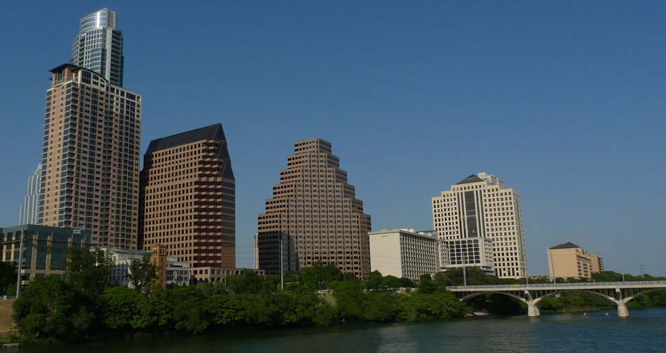 Modern buildings standing beside Lake Austin, a reservoir on the Colorado River in Austin, Texas, United States. It is a good place for outdoor activities such as hiking, walking, biking, canoeing or kayaking. [Photo by Xu Lin/China.org.cn]