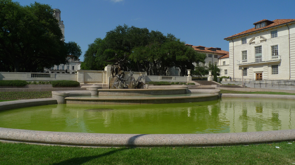 A fountain in front of the University of Texas at Austin (UT). Founded in 1883, UT is one of the largest and most respected universities in the nation. [Photo by Xu Lin/China.org.cn]