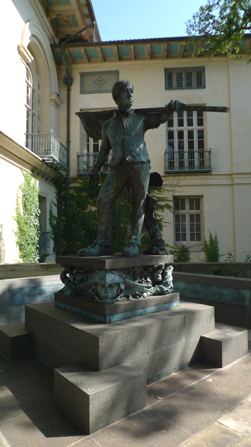 A sculpture on the campus of the University of Texas at Austin (UT). Founded in 1883, UT is one of the largest and most respected universities in the nation. [Photo by Xu Lin/China.org.cn]