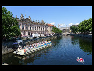 A cruise in the Spree River in Berlin. Berlin's waterways offer the unique possibility to discover the inner city with its sights from the water. [Zhang Fang/China.org.cn]