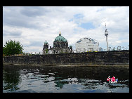  A view from the cruise shows the Berliner Dom and Berliner Fernsehturm (Berlin TV Tower), a landmark of the city. [Zhang Fang/China.org.cn]