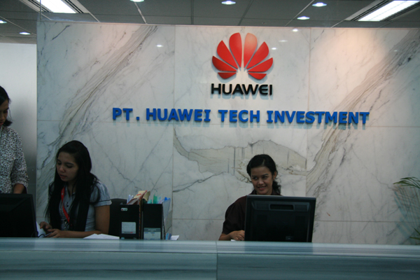 Employees of the PT. Huawei Tech Investment at work [Zhang Ming'ai/China.org.cn] 