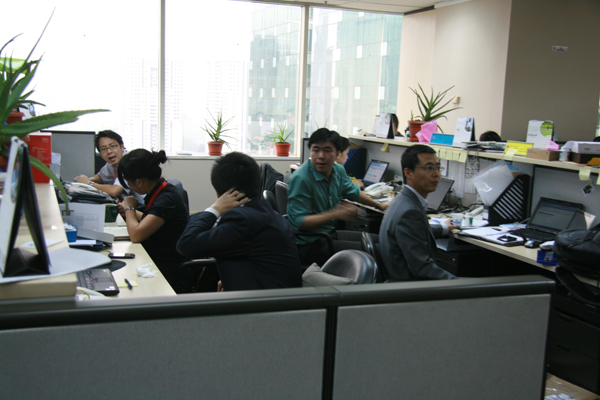 Employees of the PT. Huawei Tech Investment at work. [Zhang Ming'ai/China.org.cn] 