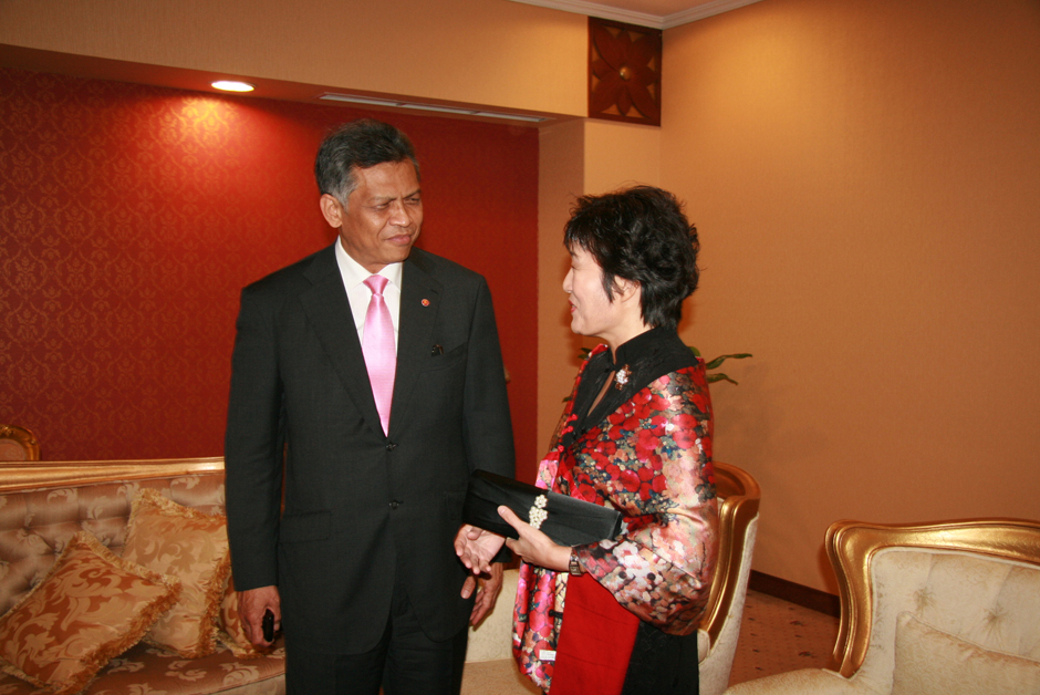 Chinese ambassador to Indonesia Zhang Qiyue talks with Surin Pitsuwan, Secretary-General of the Association of Southeast Asian Nations (ASEAN), in Jakarta, July 5, 2011. [China.org.cn] 