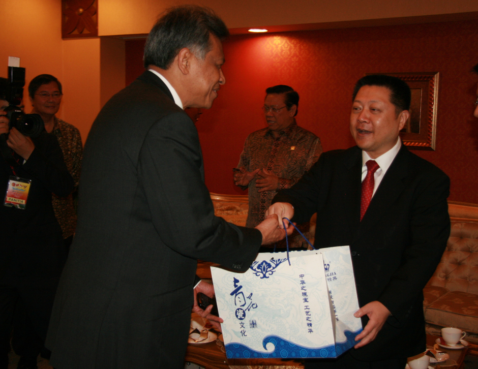 Wang Zhongwei, vice minister of the State Council Information Office presents a gift to Surin Pitsuwan, Secretary-General of the Association of Southeast Asian Nations (ASEAN), in Jakarta, July 5, 2011. [China.org.cn]