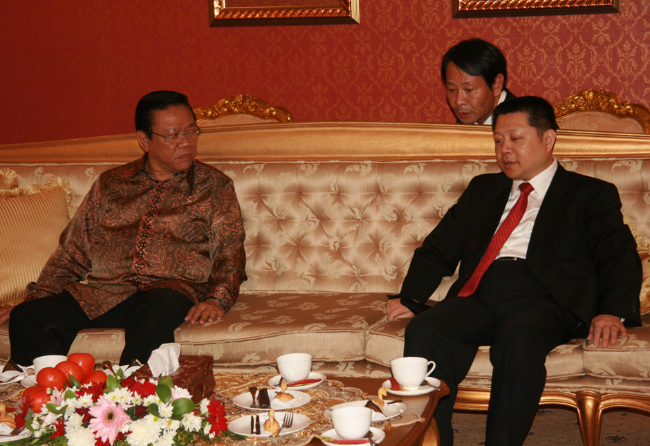 Wang Zhongwei(R), vice minister of the State Council Information Office, meets with a top Indonesian Foreign Ministry official (L) in Jakarta, July 5, 2011. [China.org.cn]