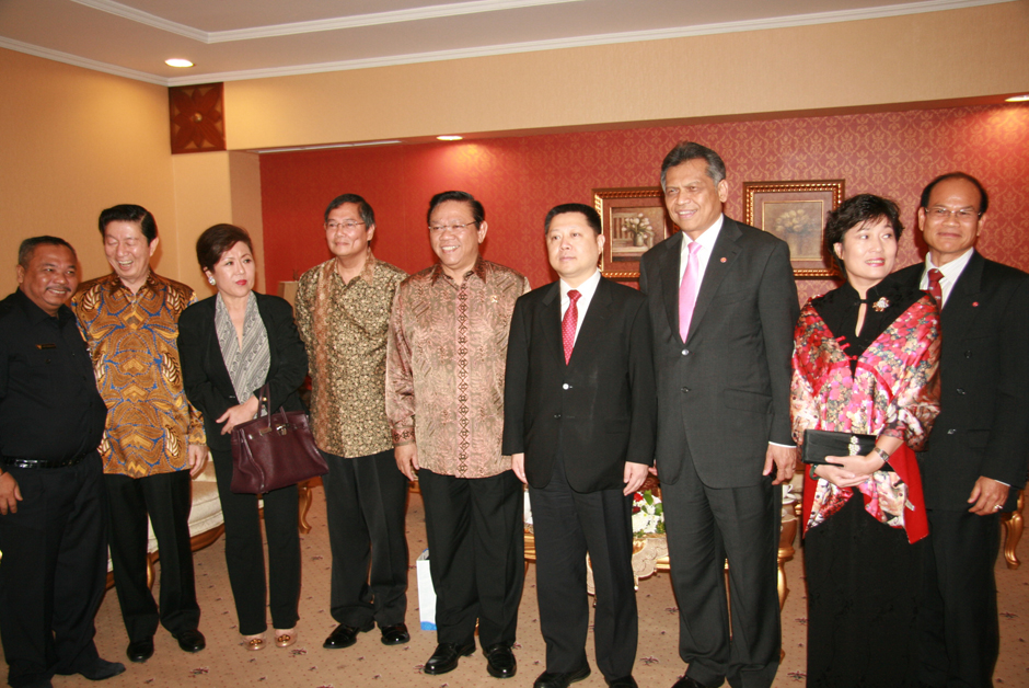 Chinese and Indonesian officials pose to take a photo in Jakarta, July 5, 2011 [China.org.cn]
